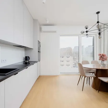 Exclusive In With Parking, Desk And Air Conditioned Living By Renters Prestige 公寓 *