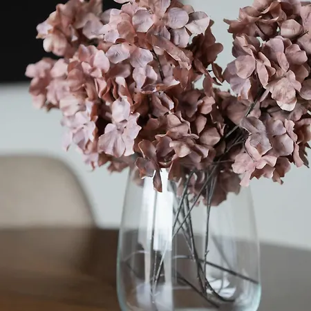 Exclusive In With Parking, Desk And Air Conditioned Living By Renters Prestige