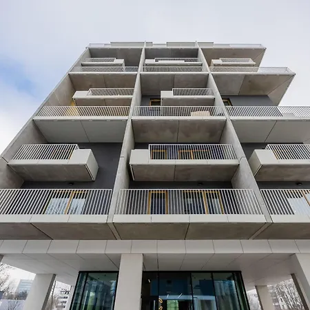 Exclusive In With Parking, Desk And Air Conditioned Living By Renters Prestige *