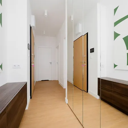 شقة Exclusive In With Parking, Desk And Air Conditioned Living By Renters Prestige وارسو