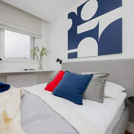 Exclusive In With Parking, Desk And Air Conditioned Living By Renters Prestige *