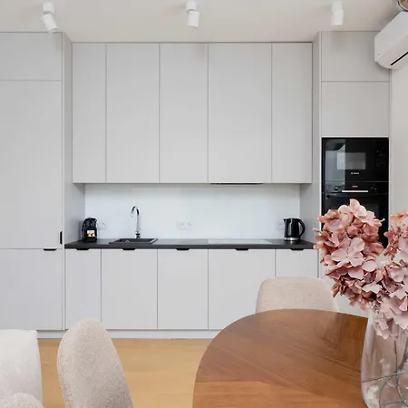 Exclusive In With Parking, Desk And Air Conditioned Living By Renters Prestige وارسو