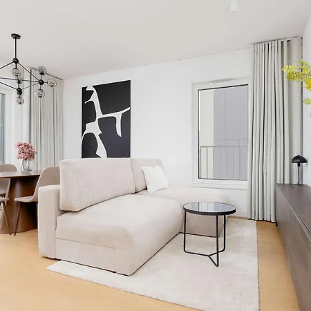 Exclusive In With Parking, Desk And Air Conditioned Living By Renters Prestige