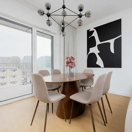 شقة Exclusive In With Parking, Desk And Air Conditioned Living By Renters Prestige وارسو