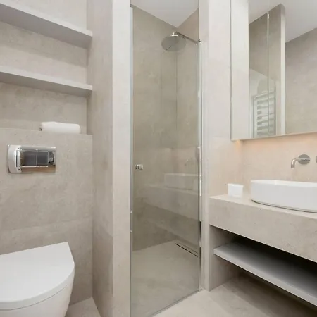 Exclusive In With Parking, Desk And Air Conditioned Living By Renters Prestige Apartment Warschau