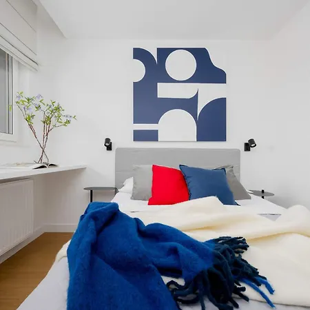 Exclusive In With Parking, Desk And Air Conditioned Living By Renters Prestige Apartment *