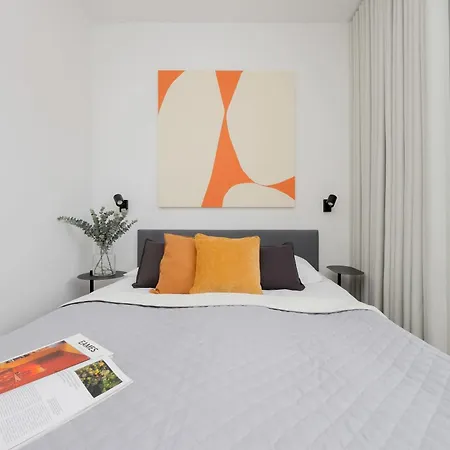 Exclusive In With Parking, Desk And Air Conditioned Living By Renters Prestige Apartment Warschau