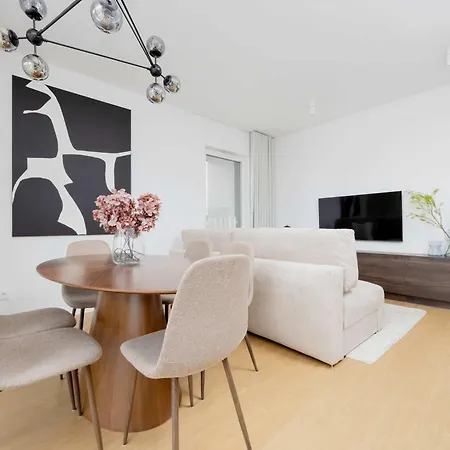 Exclusive In With Parking, Desk And Air Conditioned Living By Renters Prestige Warschau