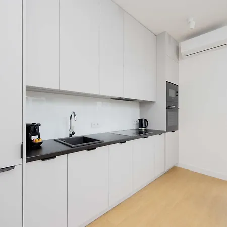 Apartment Exclusive In With Parking, Desk And Air Conditioned Living By Renters Prestige